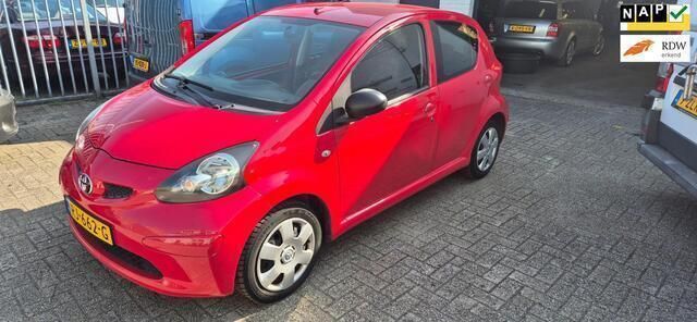 Rood Gebruikt 2006 Toyota Aygo Hatchback | € 2.250 (Eerlijke prijs) - Afbeelding 1/4