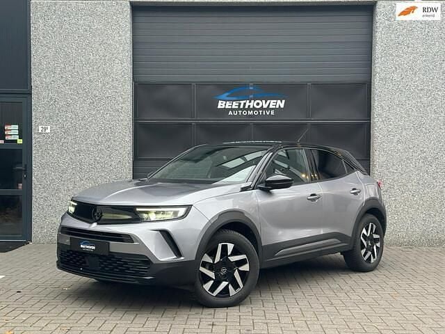 Grijs (metallic) Gebruikt 2024 Opel Mokka GS Line SUV | € 22.950 (Goede deal) - Afbeelding 1/4