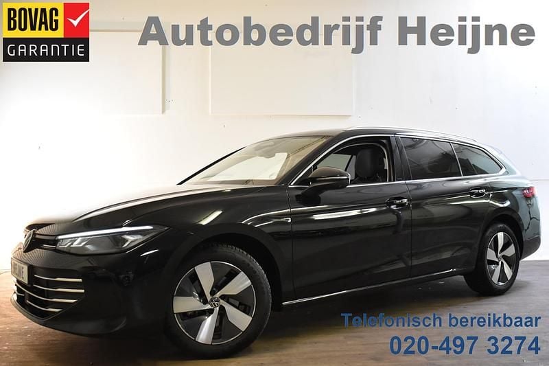 Zwart Gebruikt 2024 VW Passat Business Stationwagen | € 36.445 (Eerlijke prijs) - Afbeelding 1/4