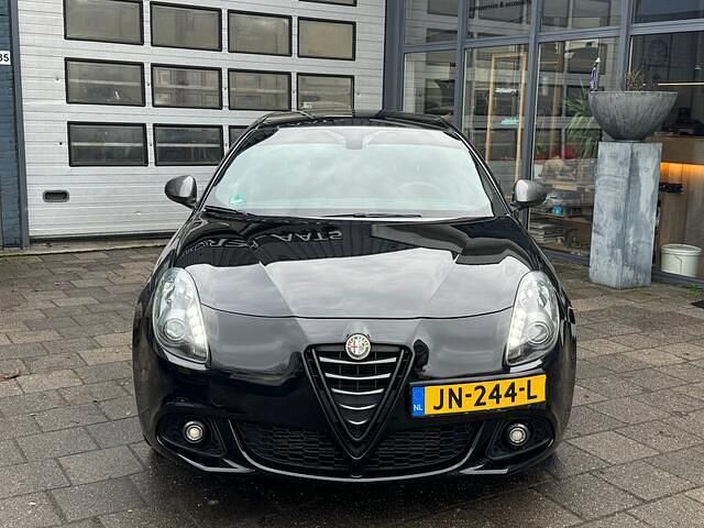 Zwart Occasion 2016 Alfa Romeo Giulietta Hatchback | € 11.995 (Eerlijke prijs) - Afbeelding 1/4