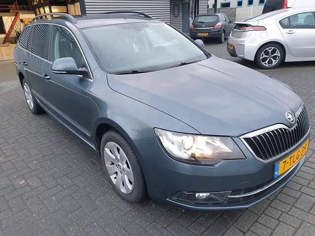 Grijs (metallic) Gebruikt 2014 Skoda Superb Ambition Stationwagen | € 8.999 - Afbeelding 1/4