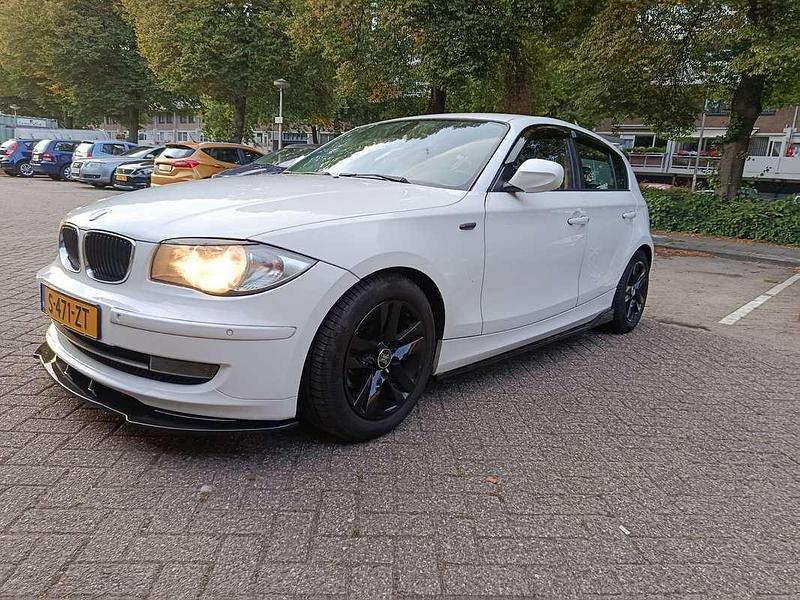 Wit Gebruikt 2009 BMW 116 Hatchback | € 4.250 - Afbeelding 1/4