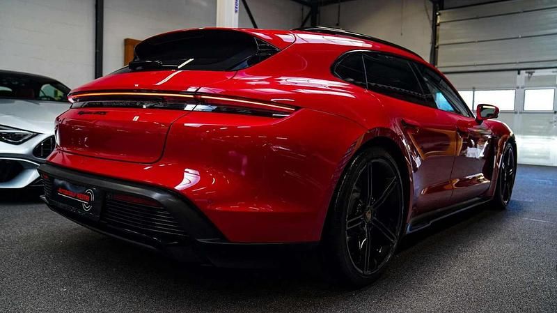 Occasion Porsche Taycan Sport Turismo 380 kW (517 PK) 2022 Rood Stationwagen