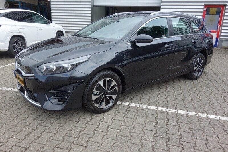 Zwart Gebruikt 2024 Kia Ceed 2 Stationwagen | € 29.250 (Eerlijke prijs) - Afbeelding 1/4