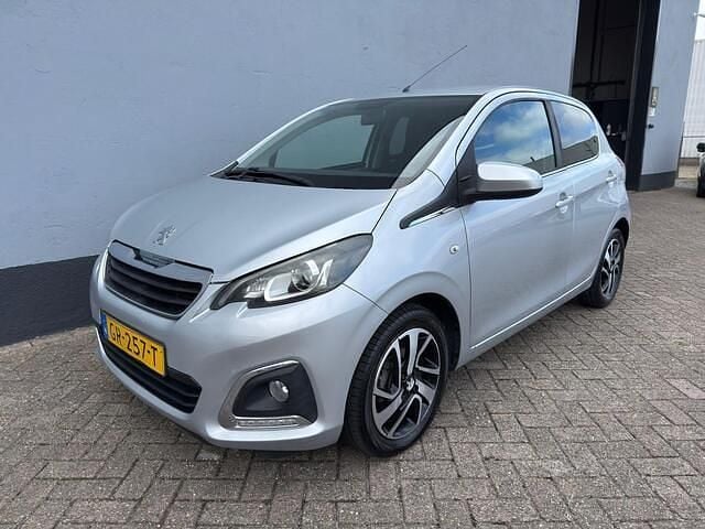 Grijs Gebruikt 2015 Peugeot 108 Allure Hatchback | € 5.450 (Goede deal) - Afbeelding 1/4