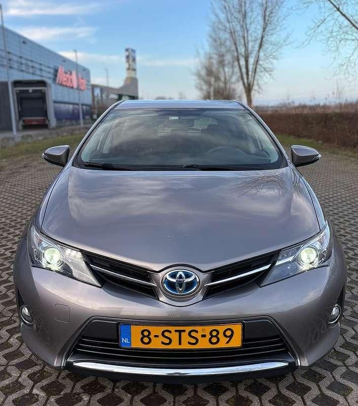 Brons Occasion 2014 Toyota Auris Hybrid Sedan | € 10.000 (Goede deal) - Afbeelding 1/4