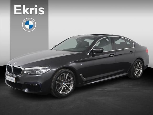 Grijs, metallic lak Gebruikt 2019 BMW 520 Executive Sedan | € 31.900 (Eerlijke prijs) - Afbeelding 1/4