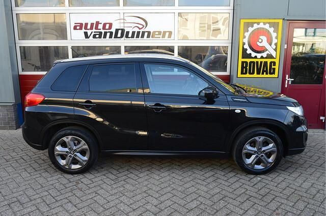 Zwart Occasion 2017 Suzuki Vitara Exclusive SUV | € 12.945 (Eerlijke prijs) - Afbeelding 1/4