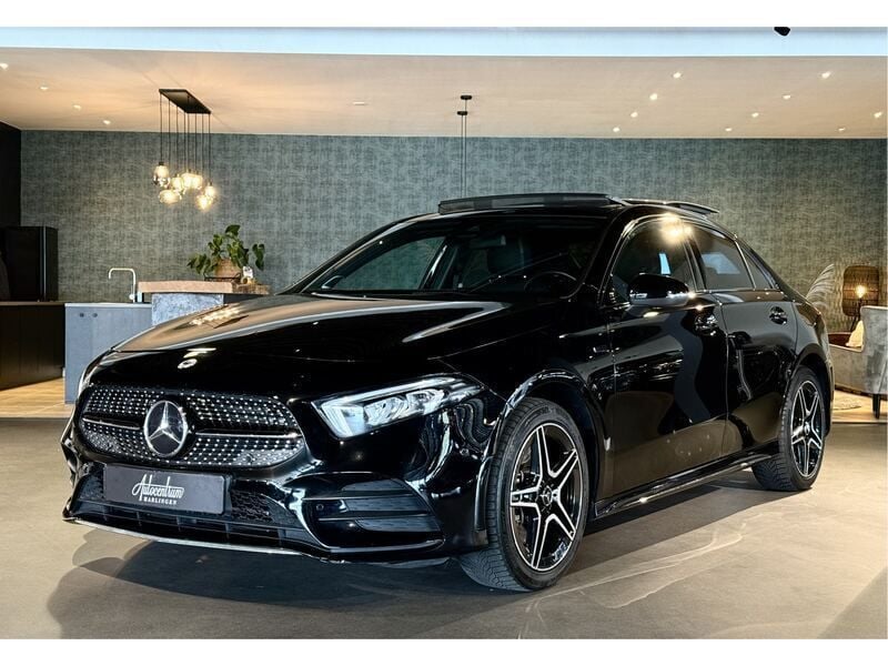 Zwart, metallic lak Gebruikt 2021 Mercedes A250 AMG Sedan | € 31.950 (Eerlijke prijs) - Afbeelding 1/4