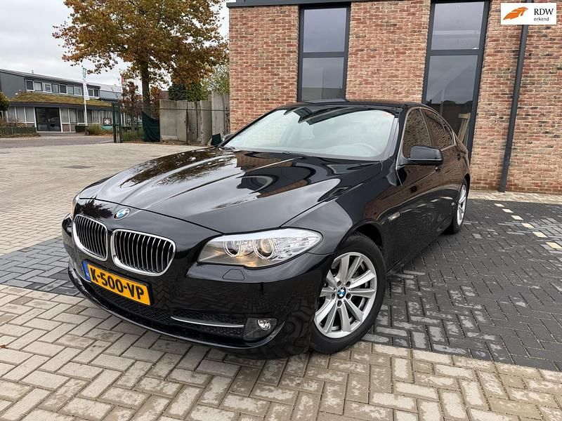 Zwart Gebruikt 2010 BMW 523 Sedan | € 11.950 (Goede deal) - Afbeelding 1/4