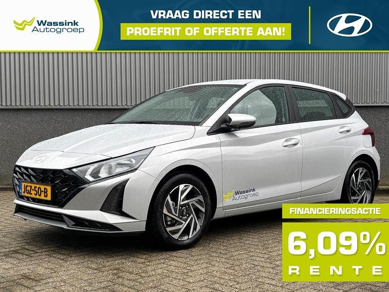 Grijs Nieuw 2026 Hyundai i20 Comfort Hatchback | € 30.423 (Duur) - Afbeelding 1/4