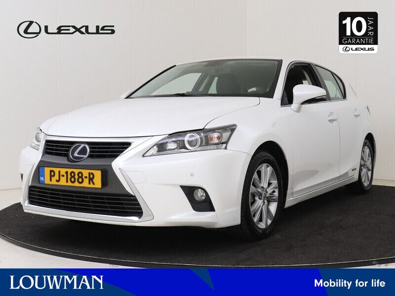 Sonic white (licht wit parelmoer) Gebruikt 2017 Lexus CT200h Business Edition Hatchback | € 18.450 (Eerlijke prijs) - Afbeelding 1/3