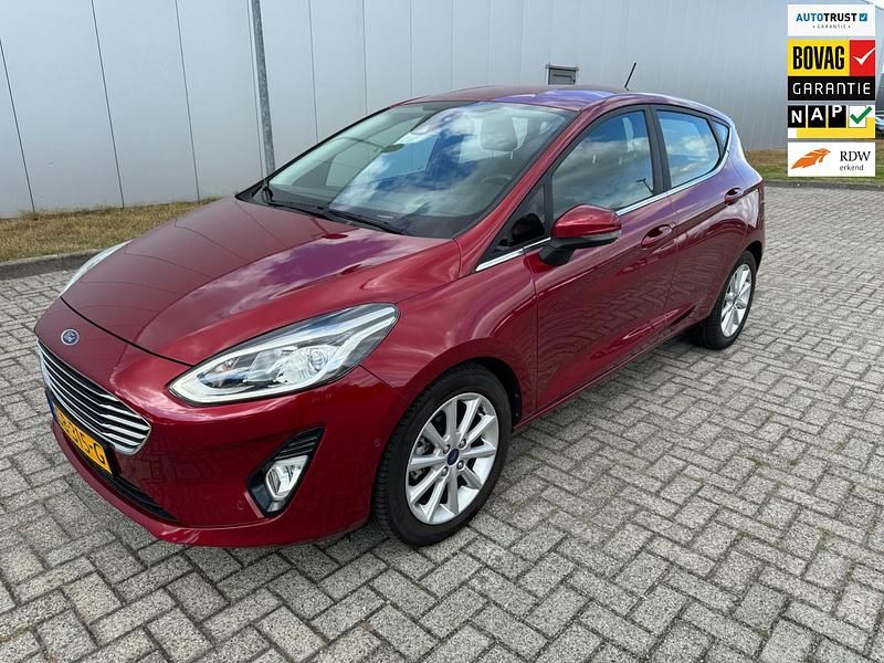 Rood Occasion 2018 Ford Fiesta Titanium Hatchback | € 8.245 (Eerlijke prijs) - Afbeelding 1/4