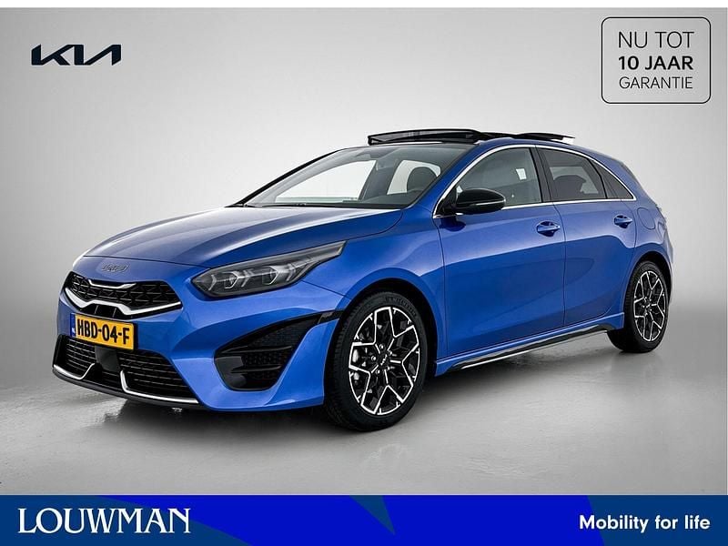 Blue flame (blauw metallic) Gebruikt 2025 Kia Ceed GT-Line Hatchback | € 32.945 (Eerlijke prijs) - Afbeelding 1/4