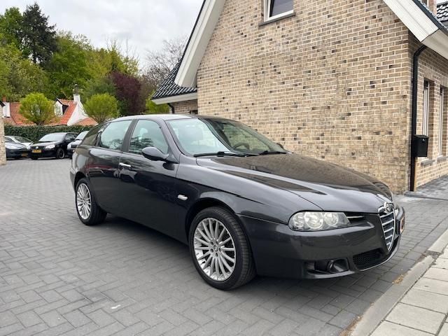 Grijs Gebruikt 2004 Alfa Romeo 156 Impression Stationwagen | € 2.650 - Afbeelding 1/4