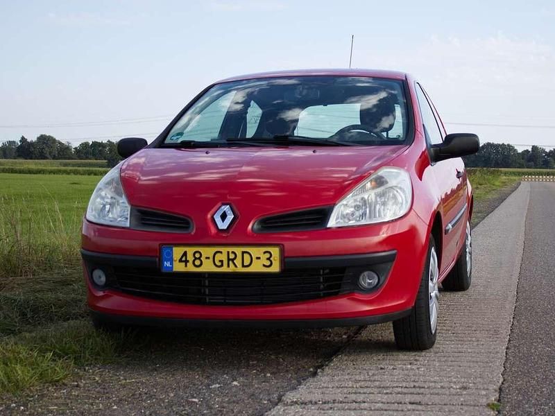 Rood Gebruikt 2008 Renault Clio II Hatchback | € 2.750 (Eerlijke prijs) - Afbeelding 1/4