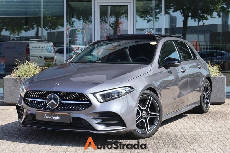 Grijs Gebruikt 2021 Mercedes A180 AMG line Hatchback | € 28.700 (Eerlijke prijs) - Afbeelding 1/4