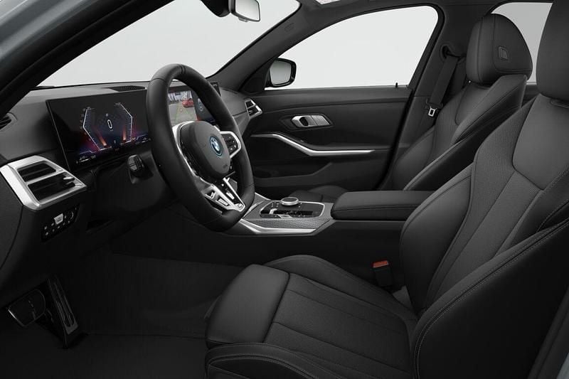 Nieuw BMW 330e 292 PK (214 kW) 2025 Skyscraper grey metallic (c4w) (grijs metallic) Sedan