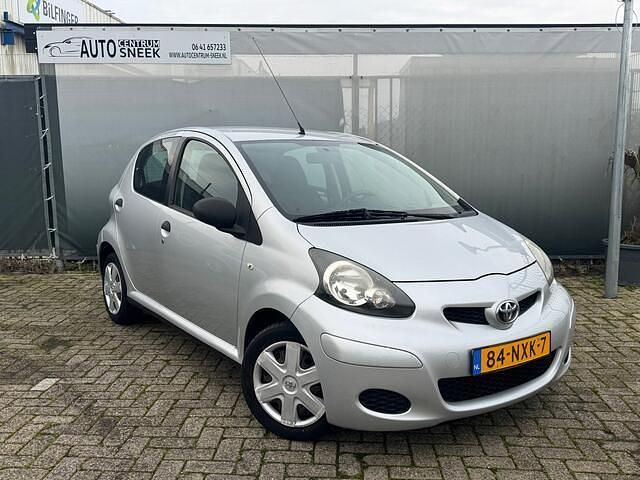 Grijs (metallic) Occasion 2011 Toyota Aygo Hatchback | € 1.749 (Goede deal) - Afbeelding 1/4