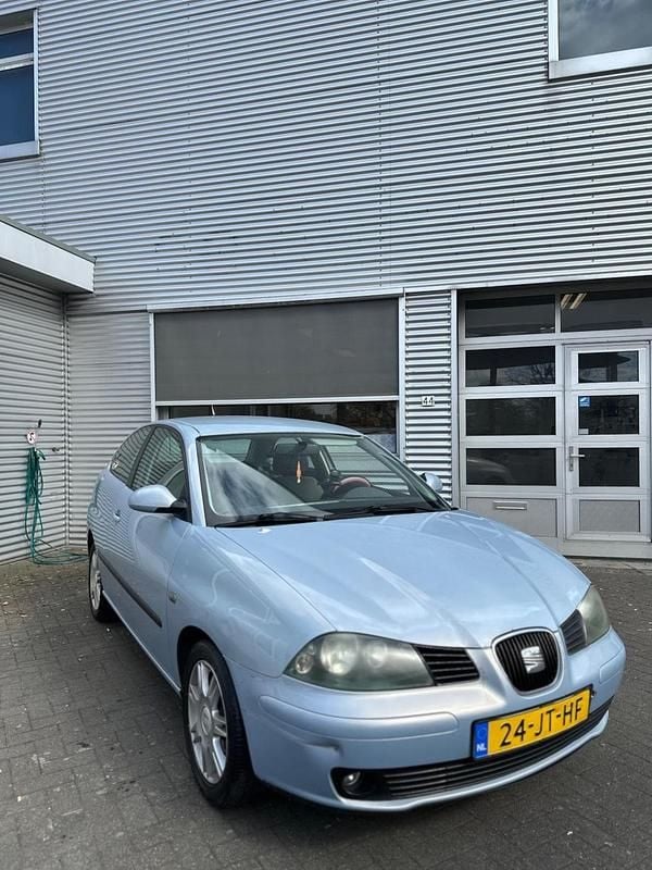 Blauw (metallic) Gebruikt 2002 Seat Ibiza Hatchback | € 890 (Duur) - Afbeelding 1/4