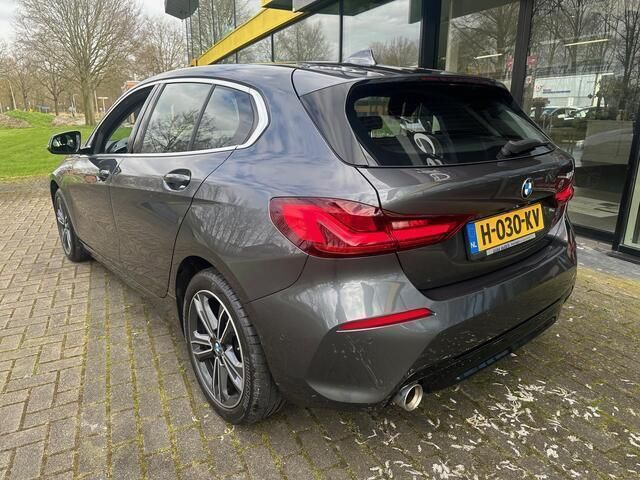 Occasion BMW 118 Executive 140 PK (102 kW) 2020 Grijs, metallic lak Hatchback