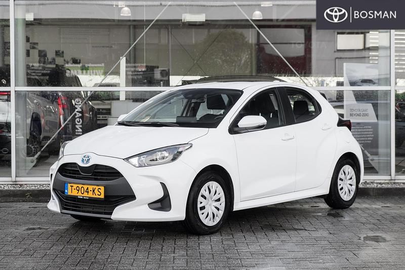 Wit Occasion 2023 Toyota Yaris Hybrid Active Hatchback | € 21.549 (Goede deal) - Afbeelding 1/4