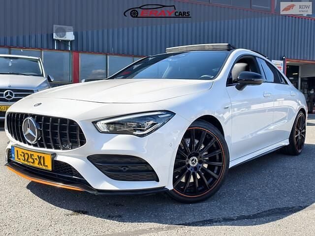 Wit Gebruikt 2019 Mercedes CLA250 Premium Plus Sedan | € 31.999 (Goede deal) - Afbeelding 1/4