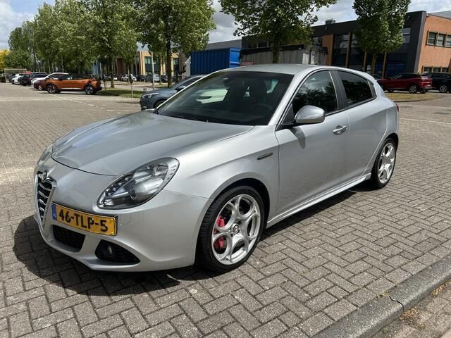 Grijs, metallic lak Gebruikt 2012 Alfa Romeo Giulietta Distinctive Hatchback | € 11.495 (Iets duurder) - Afbeelding 1/4
