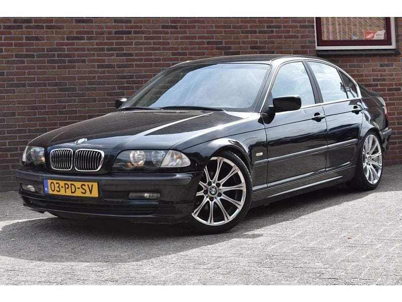 Zwart Gebruikt 2001 BMW 320 Executive Sedan | € 3.249 (Super prijs) - Afbeelding 1/4