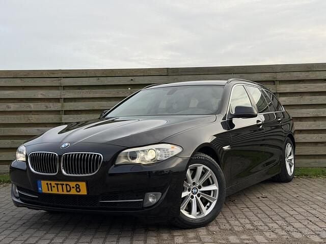 Zwart Gebruikt 2011 BMW 530 M Sport Stationwagen | € 8.995 (Eerlijke prijs) - Afbeelding 1/4