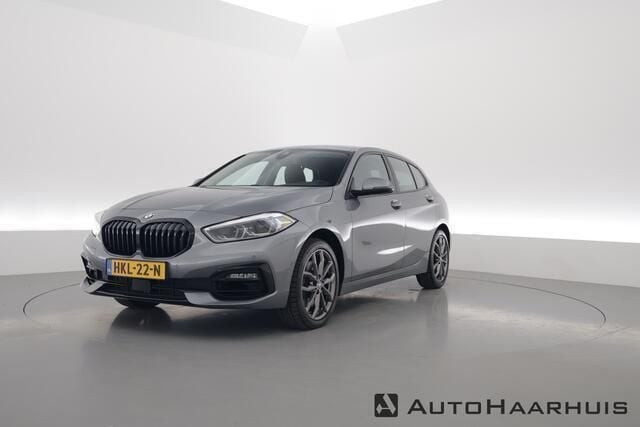 Grijs Gebruikt 2023 BMW 120 Hatchback | € 33.900 (Eerlijke prijs) - Afbeelding 1/3