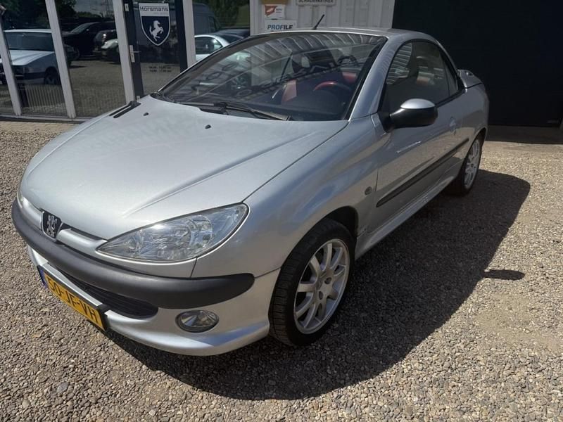 Grijs Gebruikt 2002 Peugeot 206 CC Cabriolet | € 1.490 (Eerlijke prijs) - Afbeelding 1/4