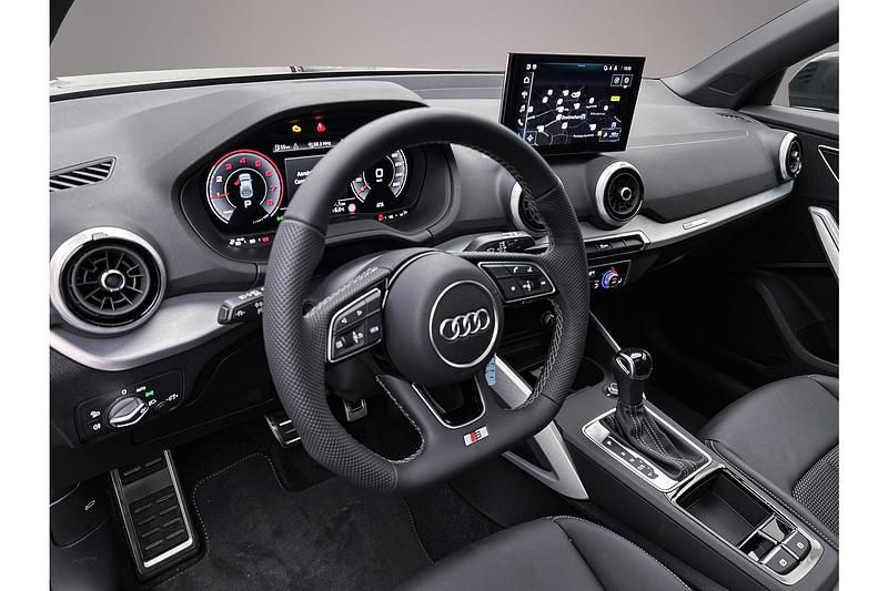 Nieuw Audi Q2 Basis 150 PK (110 kW) 2025 Daytonagrijs pareleffect SUV