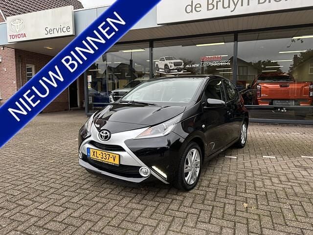 Zwart Gebruikt 2018 Toyota Aygo X-play Hatchback | € 9.899 (Eerlijke prijs) - Afbeelding 1/4