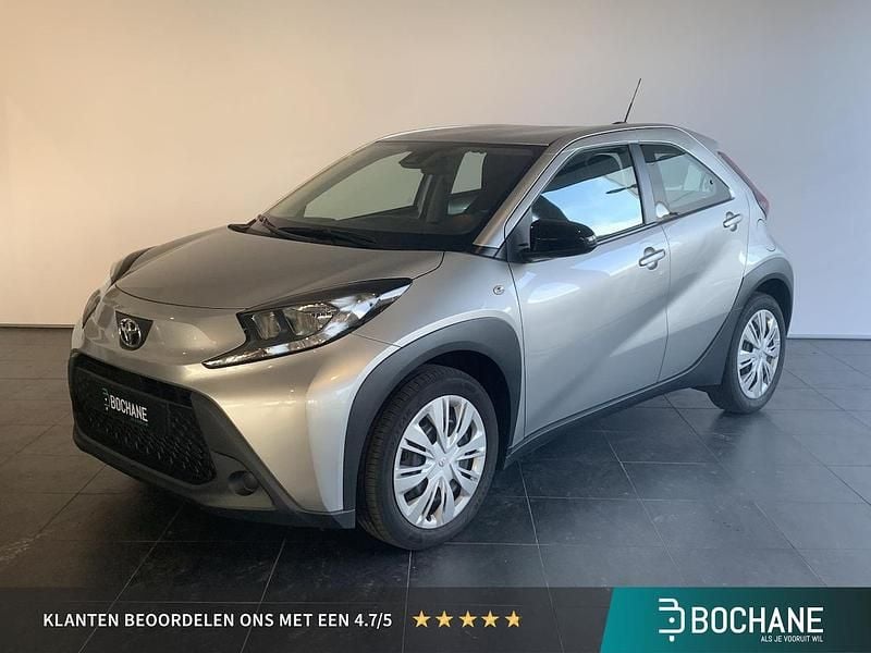 Grijs Occasion 2022 Toyota Aygo X Play SUV | € 14.389 (Super prijs) - Afbeelding 1/4