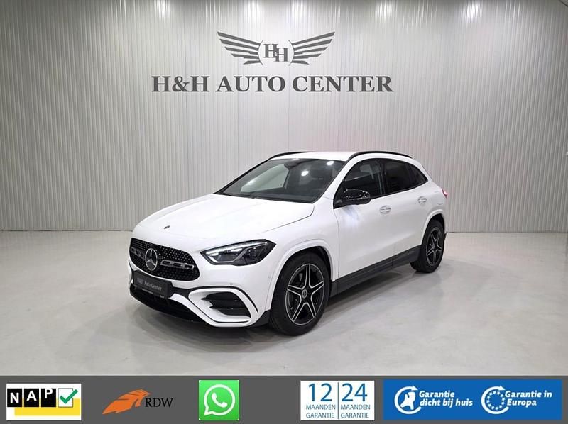 Wit Occasion 2024 Mercedes GLA200 AMG line SUV | € 44.500 - Afbeelding 1/4