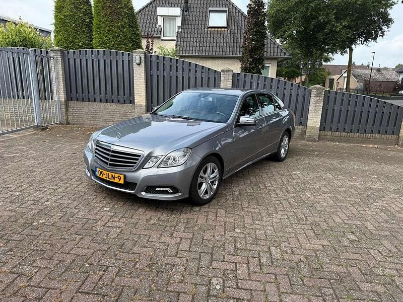 Grijs Gebruikt 2009 Mercedes E350 Avantgarde Sedan | € 13.500 (Eerlijke prijs) - Afbeelding 1/4