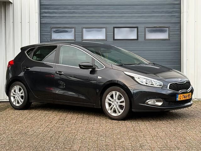 Occasion Kia Ceed 99 PK (72 kW) 2015 Zwart (metallic) Hatchback