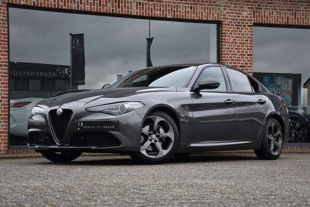 Grijs Gebruikt 2020 Alfa Romeo Giulia Sedan | € 24.750 - Afbeelding 1/4