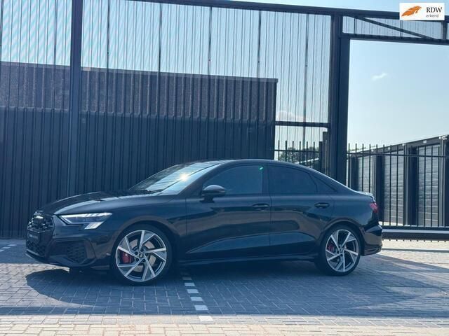 Zwart, metallic lak Gebruikt 2022 Audi S3 S-Line Sedan | € 44.990 (Goede deal) - Afbeelding 1/4