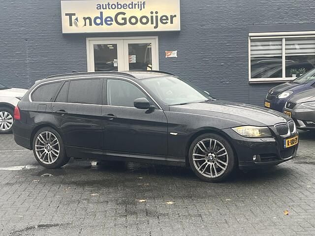 Zwart Gebruikt 2012 BMW 318 Luxury Line Stationwagen | € 8.900 (Eerlijke prijs) - Afbeelding 1/4