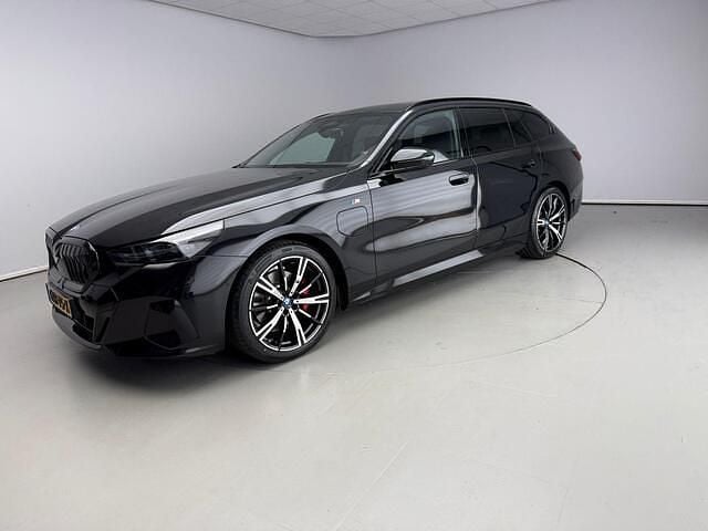 Zwart, metallic lak Gebruikt 2024 BMW 530e M Sport Stationwagen | € 62.900 - Afbeelding 1/4