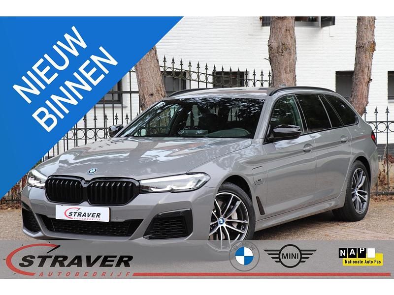 Grijs Gebruikt 2022 BMW 520 Executive Stationwagen | € 35.950 (Goede deal) - Afbeelding 1/4