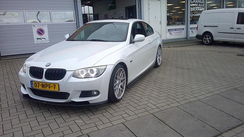 Wit Occasion 2010 BMW 320 Sport Line Coupé | € 10.500 (Duur) - Afbeelding 1/4