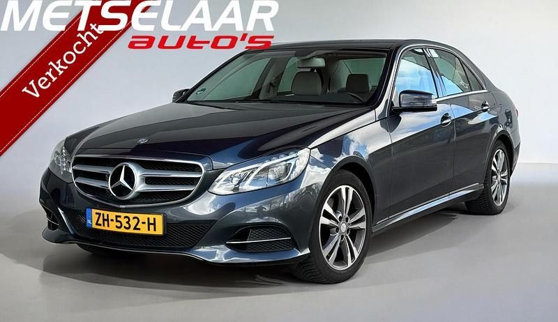 Grijs, metallic lak Gebruikt 2013 Mercedes E250 Ambition Sedan | € 18.994 (Eerlijke prijs) - Afbeelding 1/4