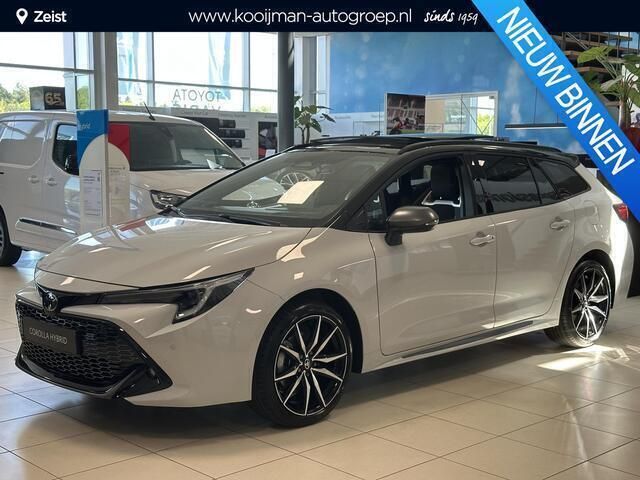 Dynamic grey / zwart dak Nieuw 2025 Toyota Corolla Sport Stationwagen | € 44.995 (Super prijs) - Afbeelding 1/4