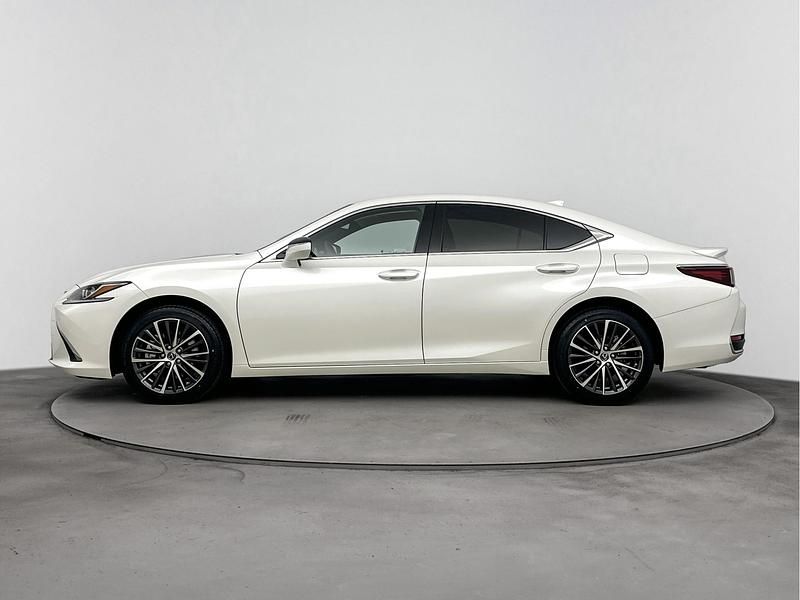Occasion Lexus ES300H Business Edition 218 PK (160 kW) 2024 Sonic white (wit metallic) Sedan
