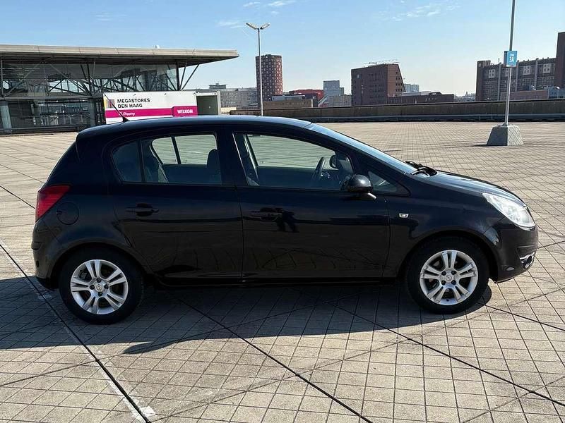Zwart Gebruikt 2010 Opel Corsa Edition Hatchback | € 3.000 (Eerlijke prijs) - Afbeelding 1/4