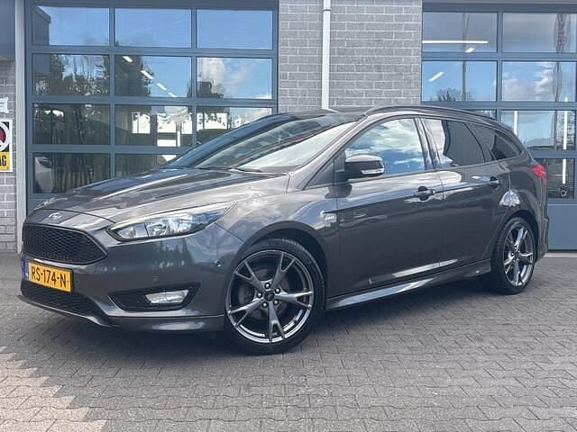 Grijs Gebruikt 2018 Ford Focus ST-Line Stationwagen | € 12.850 (Super prijs) - Afbeelding 1/4