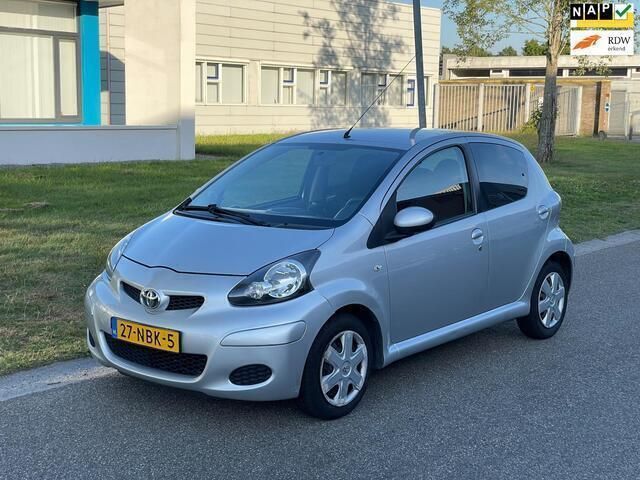 Grijs Gebruikt 2010 Toyota Aygo Comfort Hatchback | € 3.182 (Eerlijke prijs) - Afbeelding 1/4